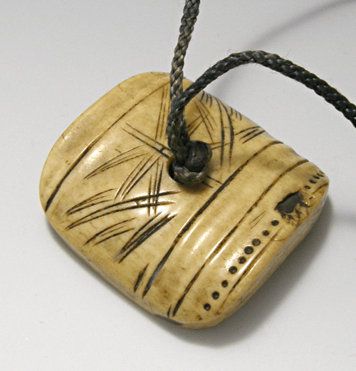 Netsuke, Bamboo leaves are expressed in carving